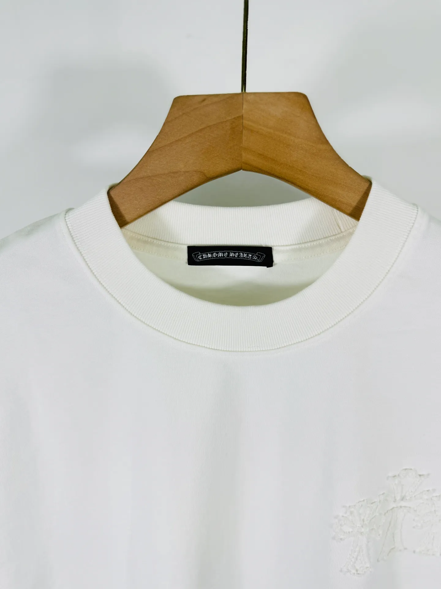 P280 top version, real shot without P, ​​different from market currency) 𝗖𝗵𝗿𝗼𝗺𝗲 𝗛𝗲𝗮𝗿𝘁𝘀/Cro Heart 2025 Autumn and Winter Horseshoe Cross Appliqué Embroidered Couple Casual Long Sleeve 👑The highest version! Customized fabric 320g fabric! Horseshoe cross patch is a best-selling model at the counter and is very comfortable to wear. Accessories: original molded and authenticated collar label➕100% silk wash label. Genuine purchase-grade original hangtag➕matching hanging rope➕3D hanging beads➕original packaging bag. Craftsmanship: The original version has consistent wiring! The highest version of the armhole matching technique! Color: Black White Size: S M L XL XXL
